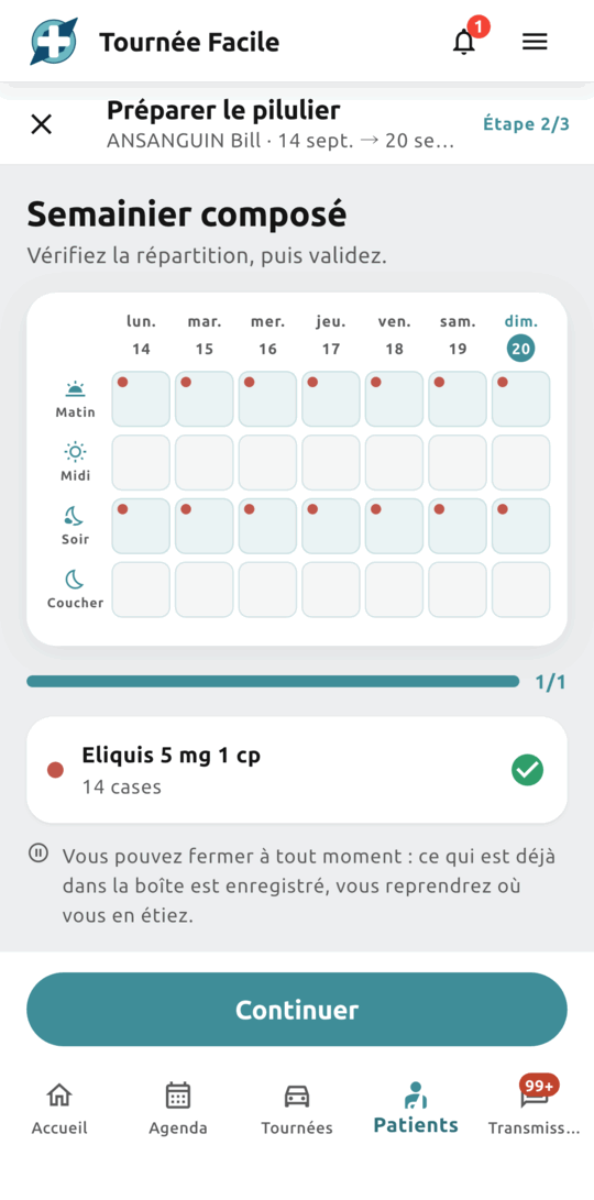 Préparation d'un semainier : le plateau sept jours par quatre moments de prise, et les médicaments cochés au fur et à mesure